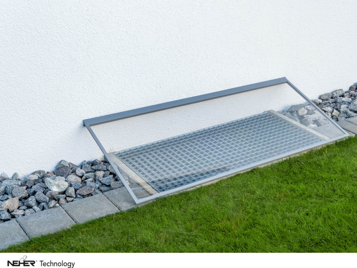Insektenschutz: Kellerschachtabdeckung.